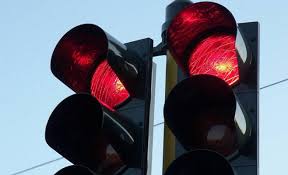 سائق مخمور يقطع اشارة حمراء ويصدم سيارة شرطة