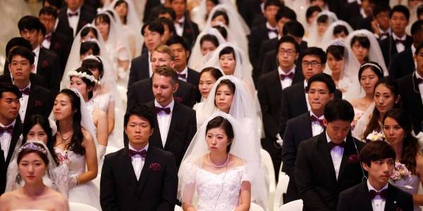 لا يعرفون زوجاتهم إلا بعد 40 يوماً من الزفاف.. عادات غريبة للزواج لدى طائفة في كوريا الجنوبية