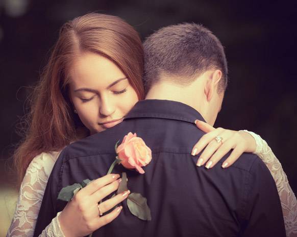 شاهد ماذا فعل عندما رأى حبيبته صلعاء للمرة الأولى!