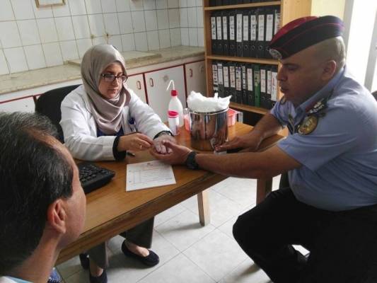 شرطة الزرقاء تتبرع بالدم لمرضى السرطان