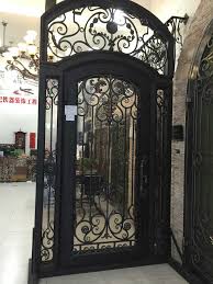 الغور الشمالي ..باب حديد يقضي على طفل