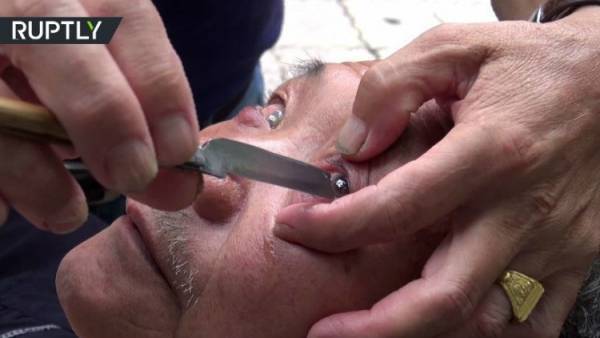 حلاق صيني ينظف عيون زبائنه بسكين! فيديو