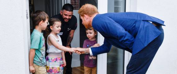 طفلة عمرها 5 سنوات ترفض دخول الأمير هاري منزلهم قبل تنفيذ هذا الطلب!