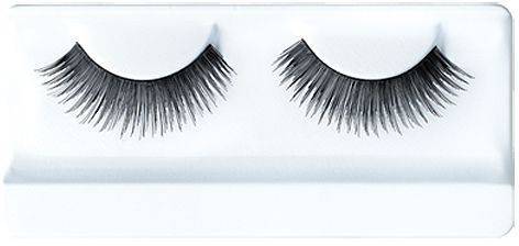 احذرن يا فتيات: سيدة تفقد رموشها الطبيعية بعد تركيب رموش صناعية!