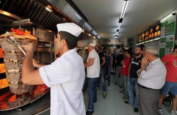 نقيب المطاعم يربط الضريبة المقترحة على عقود الإيجار بزيادة الأسعار على المستهلك