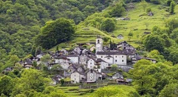 بالفيديو.. قرية سويسرية يسكنها ١٦ شخصا تتحول إلى فندق!