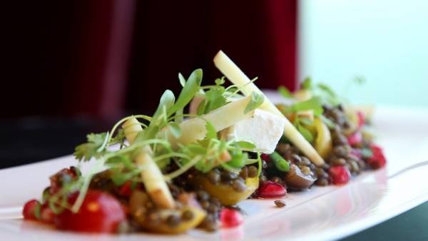 سلطة وداع الصيف: العدس بالتفاح والرمان