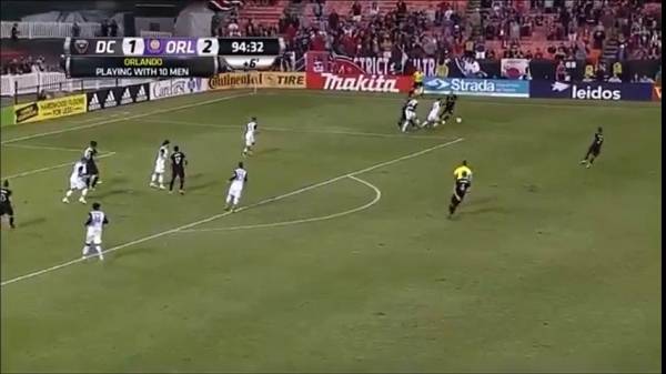 فيديو: مباراة دوري أمريكي تتحول لنزال مصارعة