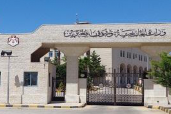 الخارجية توفر حجوزات فندقية وجوية للأردنيين في مناطق الأعاصير