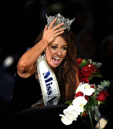 خريجة جامعة مرموقة وبطلة رقص تتوج ملكة جمال أمريكا