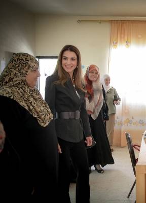 على خلفية زيارة الملكة .. المسؤولون والأهالي يناقشون مشاكل التعليم في الضليل