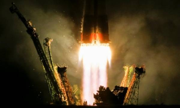 طاقم أمريكي روسي يصل إلى محطة الفضاء الدولية