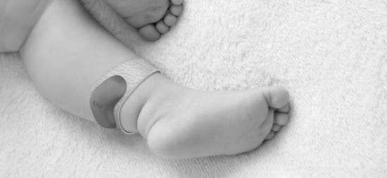 بالفيديو.. لحظات مؤثرة لأب يشاهد طفله يعود إلى الحياة بعد توقف قلبه!