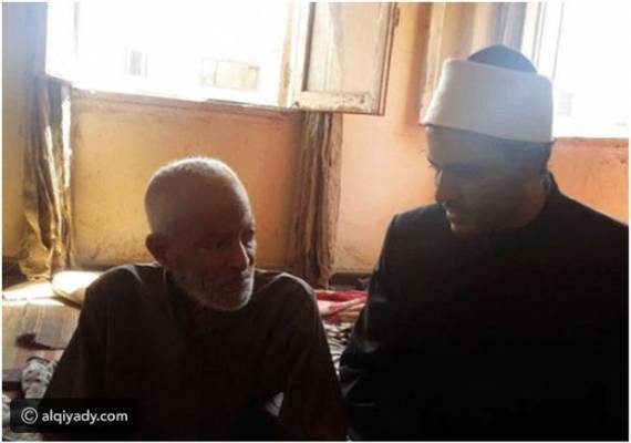 تدوينة على فيسبوك تنقذ عالماً أزهرياً من التسول: تعرف عليه وعلى مسيرته