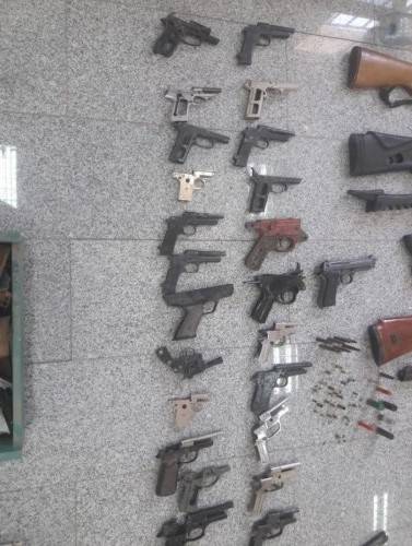 ضبط مشغل سلاح غير مرخص خلال مداهمة امنية في مادبا ..صور