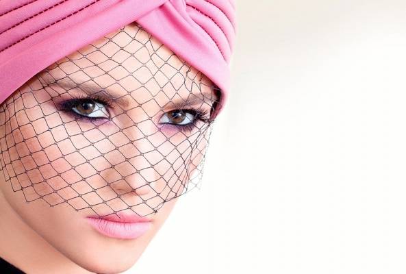 نقدّم لكِ خلطة تبييض بسيطة وسريعة، تضمن لكِ بياضاً ناصعاً لبشرتكِ كبياض الثلج تليق بك وتظهر جمالك بالحجاب!