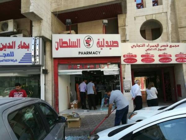 سيدة تقتحم صيدلية بمركبتها في عمان