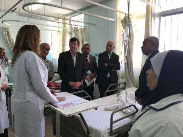 وزير الصحة يعود مصابي التسمم الغذائي الـــ20 في السلط