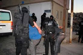 الرمثا..مداهمة منزل والقبض على متعاطي مخدرات