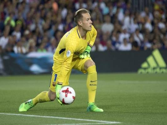 حارس برشلونة يكرر شكاوى تشافي من العشب