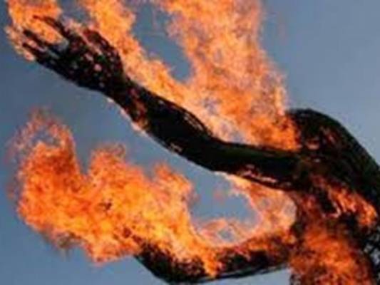 أربعينية تحرق نفسها بالزرقاء