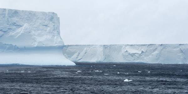 حجمه أكبر من لندن ب4 مرات ووزنه تريليون طن.. جبل جليدي عملاق ينجرف نحو البحر وهذا ما يُخشى منه