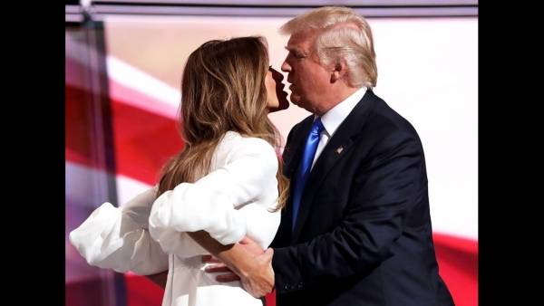 الرئيس الأمريكي دونالد ترامب يحرج زوجته مجدداً أمام العالم: تصرف مخجل