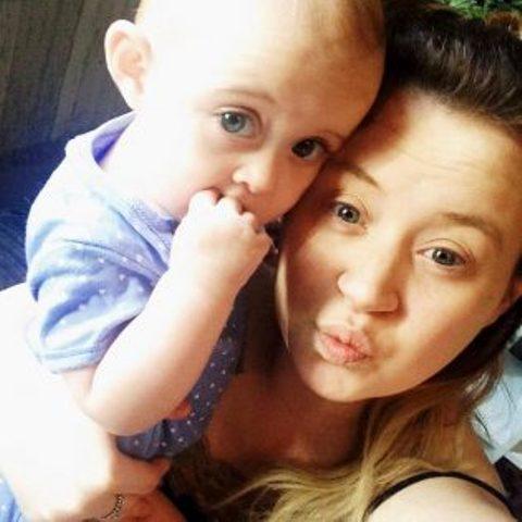 في ظاهرةٍ نادرة .. مرض نادر يحرم حسناء بريطانية من الضحك والبكاء.. ما السبب؟!