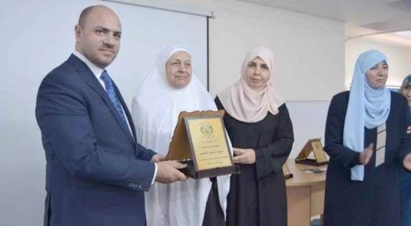 سبعينية تحفظ القرآن الكريم كاملاً ووزير الأوقاف يكرمها