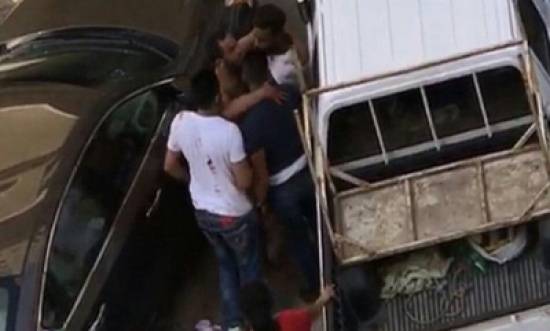 شاهد: مشاجرة كويتيين في حولي.. أحدهم خلع قميصه واستعرض عضلاته واعتدى على فتاة!