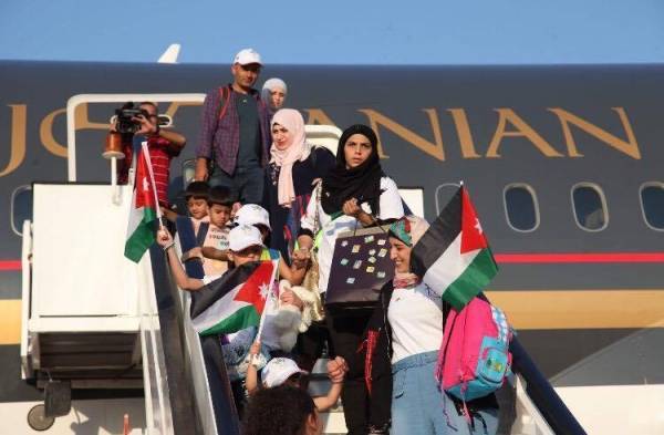بعد تدخل الملك .. وصول 96 مواطناً أردنياً من جزيرة سان مارتن   شاهد بالصور