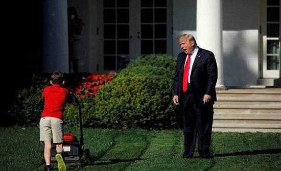 طفل يتجاهل تحية ترمب  فيديو