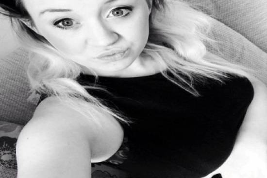 بالصور: لن تصدق.. هذه الفتاة تنام كلما ضحكت