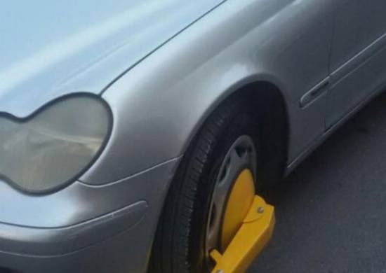 إقفال إطارات المركبات بالمفرق