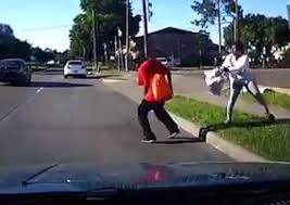 بالفيديو.. لقطات صادمة .. امرأة تدفع حبيبها أمام سيارة مُسرعة لتدهسه “انتقاماً”