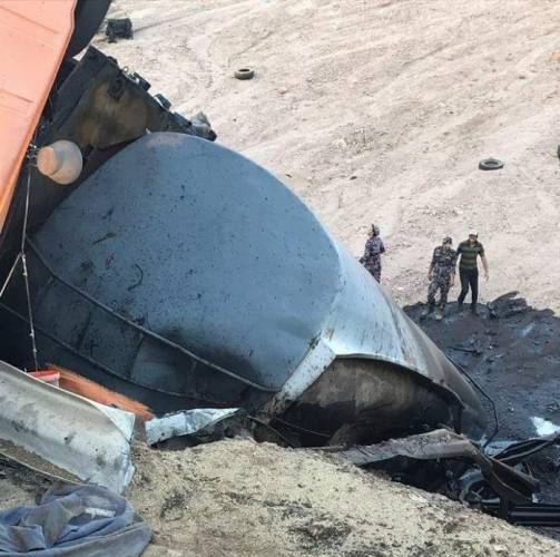 بالصور .. وفاة خمسيني بحادث تدهور صهريج وقود على طريق العقبة