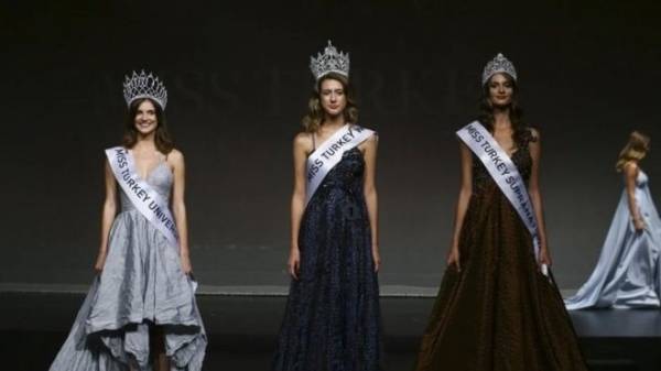 تجريد ملكة جمال تركيا من لقبها لتشبيه حيضها بدماء من قتلوا بمحاولة الانقلاب الأخيرة