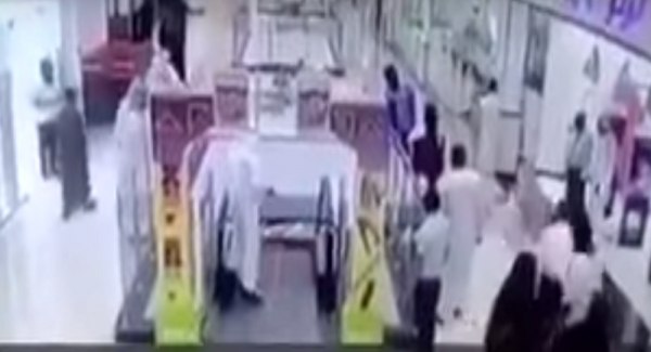 سعودي ينقذ طفلا من الموت في مول تجاري (فيديو)