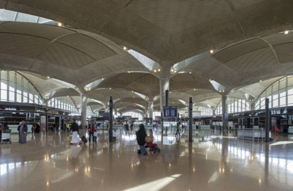 مسرب خاص لرجال الأعمال والمستثمرين على الكاونترات المخصصة للدبلوماسين