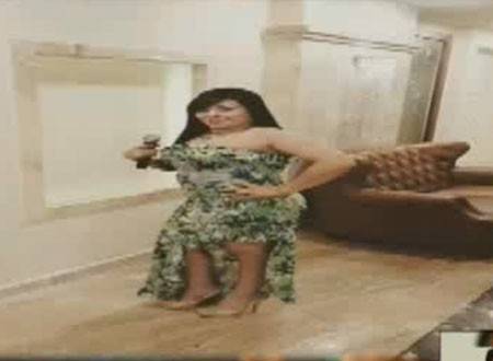 القبض على المطربة المصرية ليموندا بسبب ملابسها الفاضحة (فيديو)
