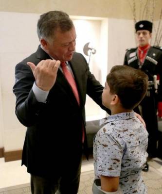 الملك يلتقي الطفل الخوالدة ويأمر بعلاجه (صور، فيديو)