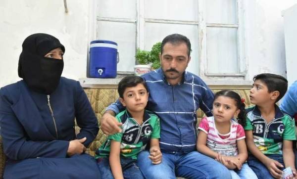 سوري يتعلم الكلام على يد أطفاله بعد 34 عاماً من فقده السمع