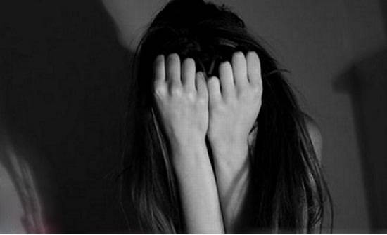 ربط زوجته وحلق شعرها كاملا وطعنها ورماها بالشارع عارية!