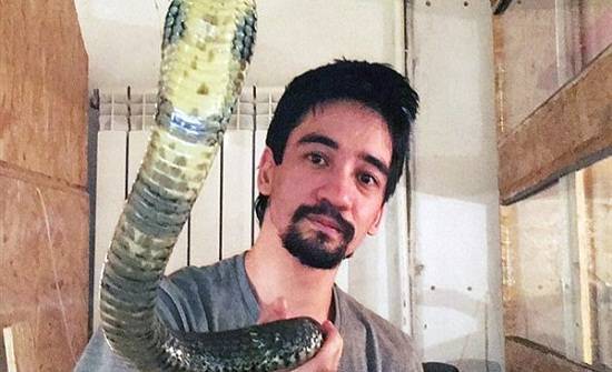 خبير أفاعي يسجل لحظة انتحاره بلدغة ثعبان لانفصاله عن زوجته