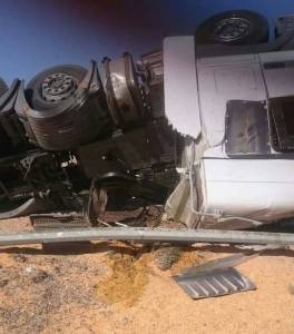 شاهد بالصور...انقلاب شاحنة محملة بالذرة في معان