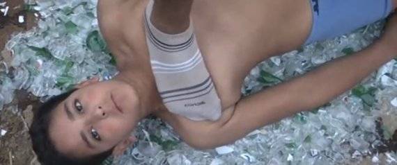 سوبر مان الصعيد.. طفل مصري يأكل الزجاج ويتحمَّل النار على جسده ويرفع أطفالاً بأسنانه!