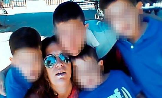 أربعة أطفال يعيشون مع جثتي أمهم وشريكها 4 أيام بعد انتحارهما.. صور