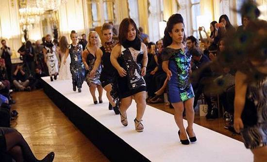 عرض أزياء لقصيرات القامة في أسبوع الموضة في باريس