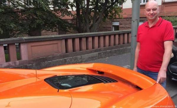 محكمة ألمانية تدين حماراً قضم سيارة فاخرة رغم حسن ظنه