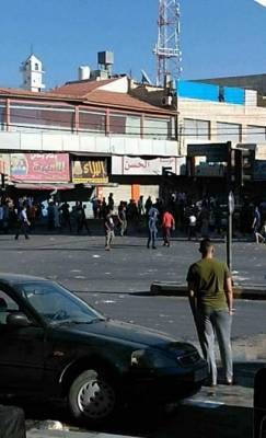 طعن وتحطيم مركبات بين اصحاب محلات وباعة متجولين في الرصيفة ..